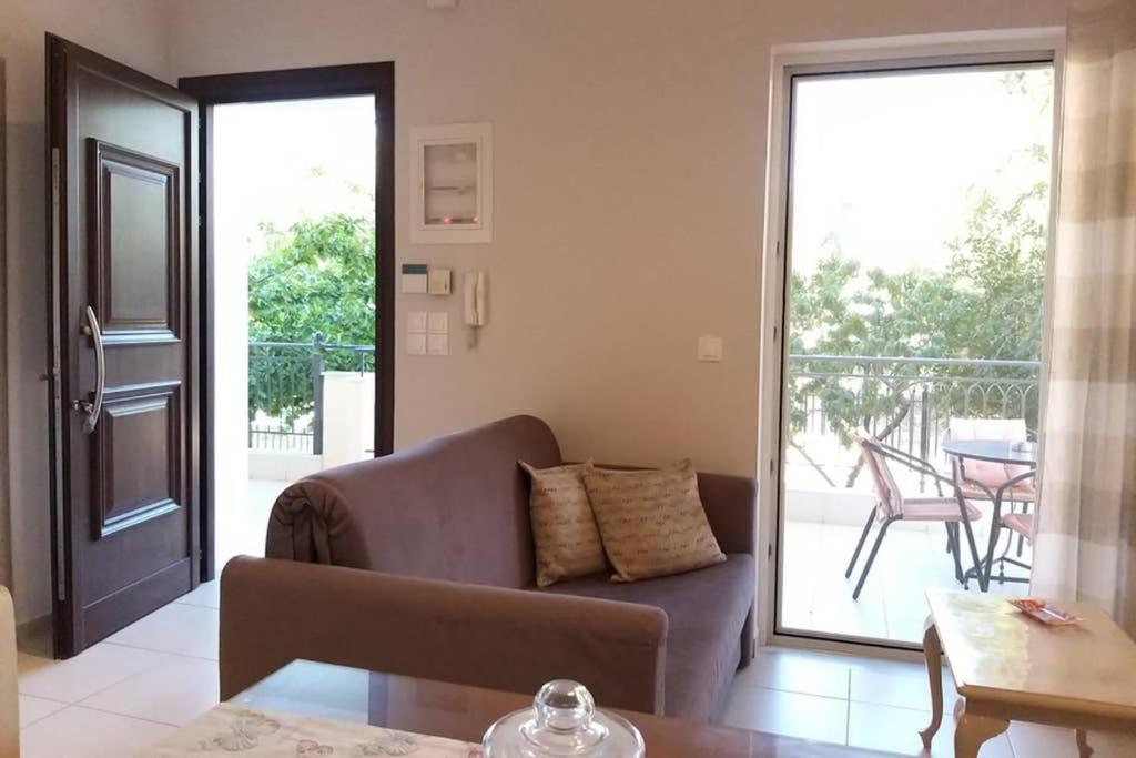 New, Bright, Cozy, Autonomous Apartment With Private Entrance And Garden, 42 M2, 5Min To The Beach And City Center كالاماتا المظهر الخارجي الصورة