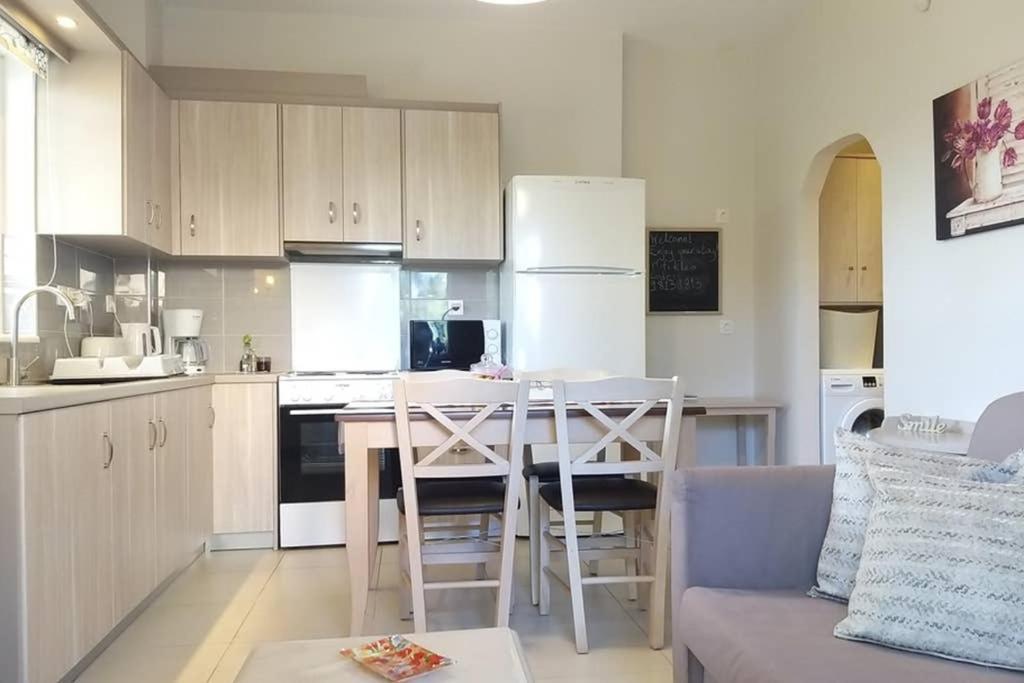 New, Bright, Cozy, Autonomous Apartment With Private Entrance And Garden, 42 M2, 5Min To The Beach And City Center كالاماتا المظهر الخارجي الصورة