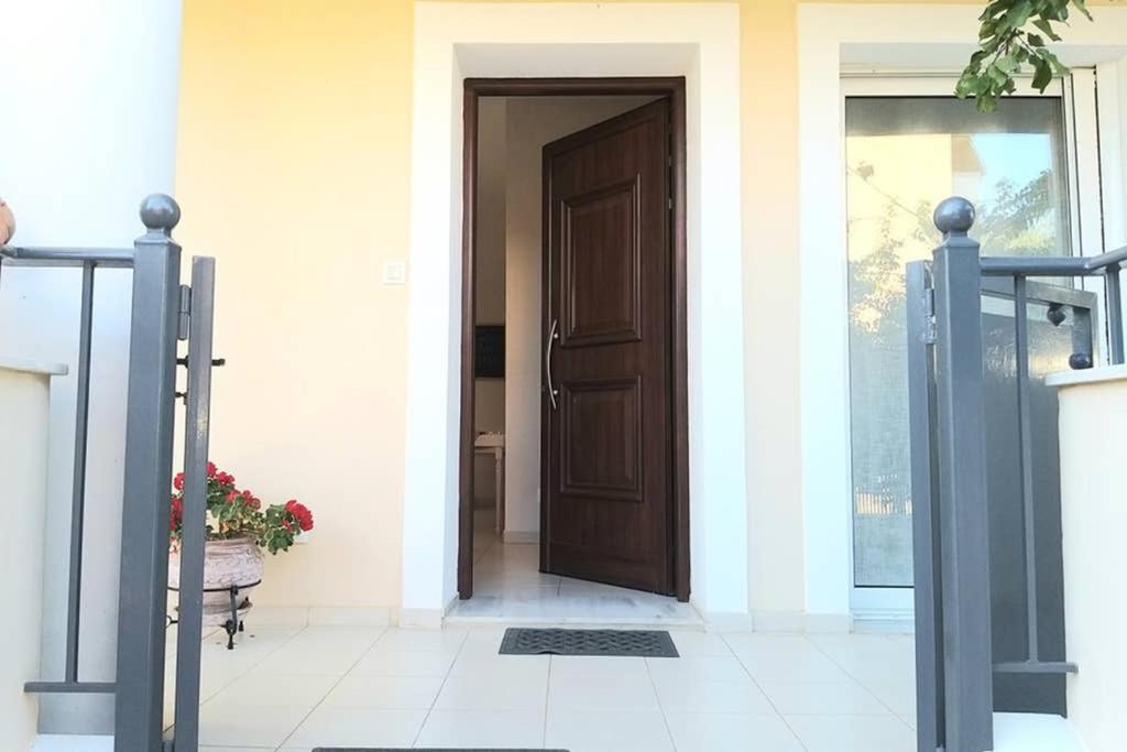 New, Bright, Cozy, Autonomous Apartment With Private Entrance And Garden, 42 M2, 5Min To The Beach And City Center كالاماتا المظهر الخارجي الصورة